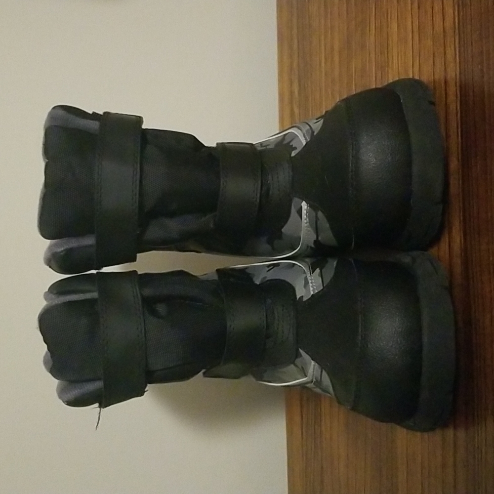 Rugged Outback black camo boots